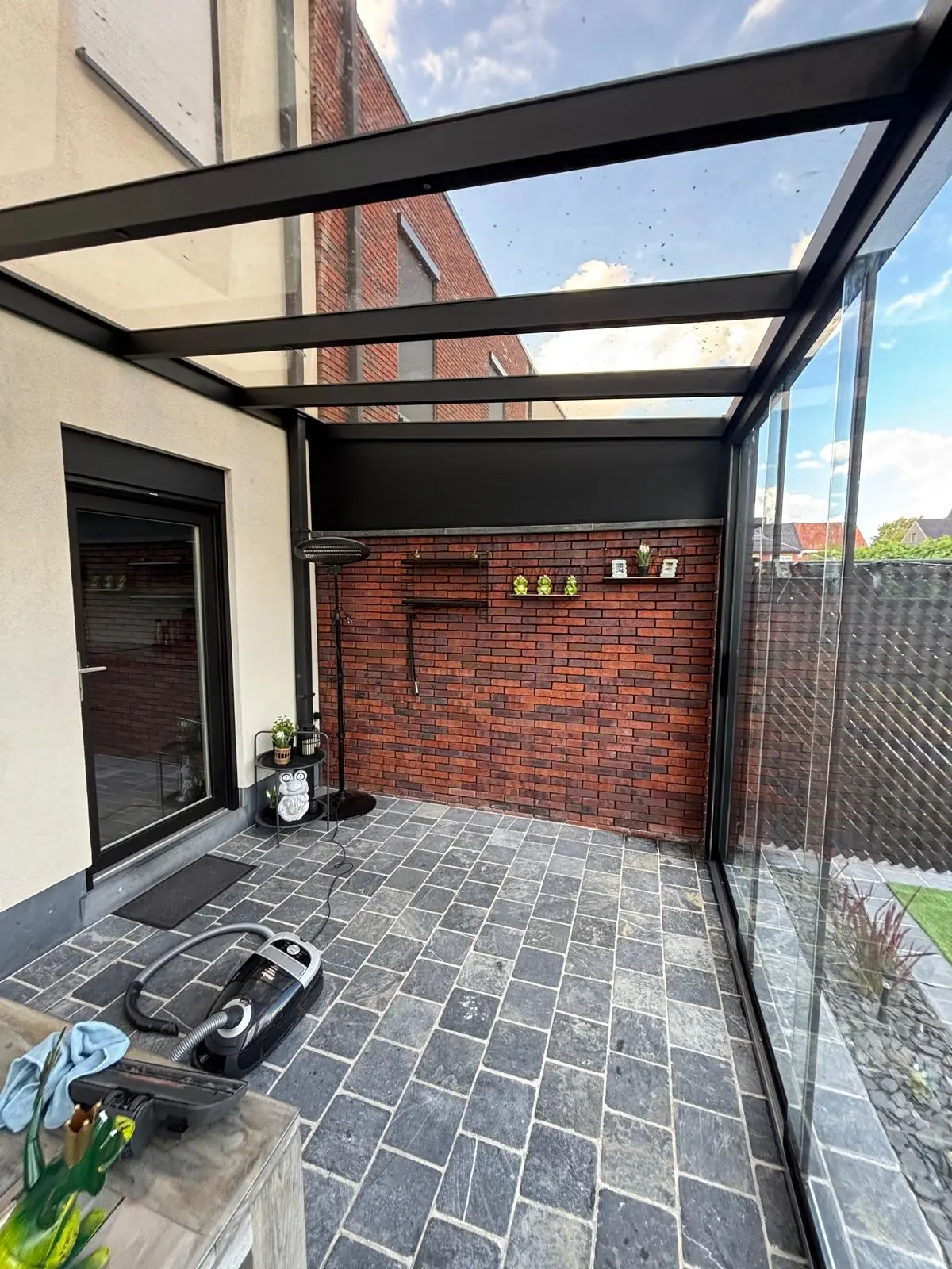 Terrasoverkapping met glazen schuifwanden